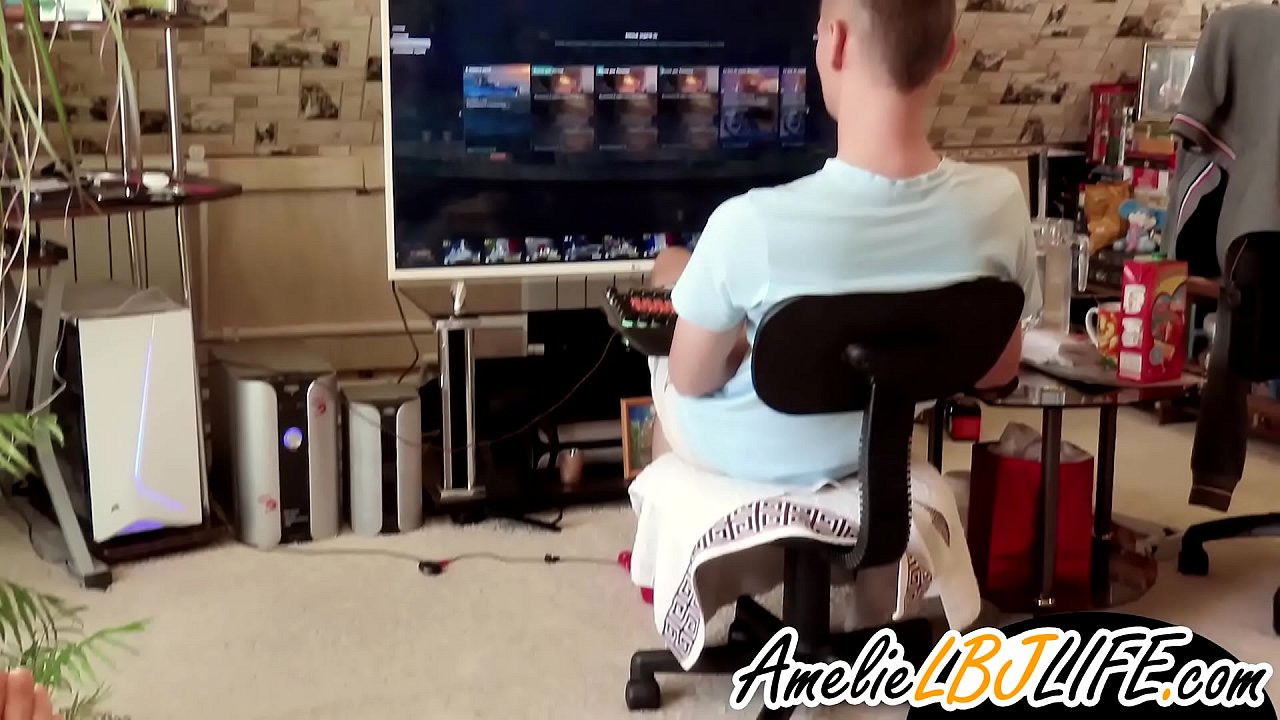 Qız sevgilisinə kompüter oyunları oynamaq üçün seks oyuncağı ilə mastürbasyon edir