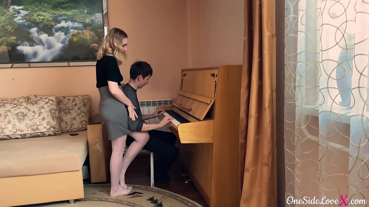 Piano müəllimi tələbəsinin sikini dərindən əmdi və onu sikdi.