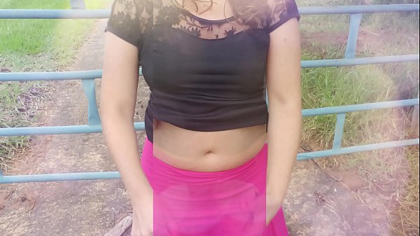 Fermada oynayan, əsl ev arvadı, qancıq qancıq və vəhşi təbiətdə onun boynuzlu əri