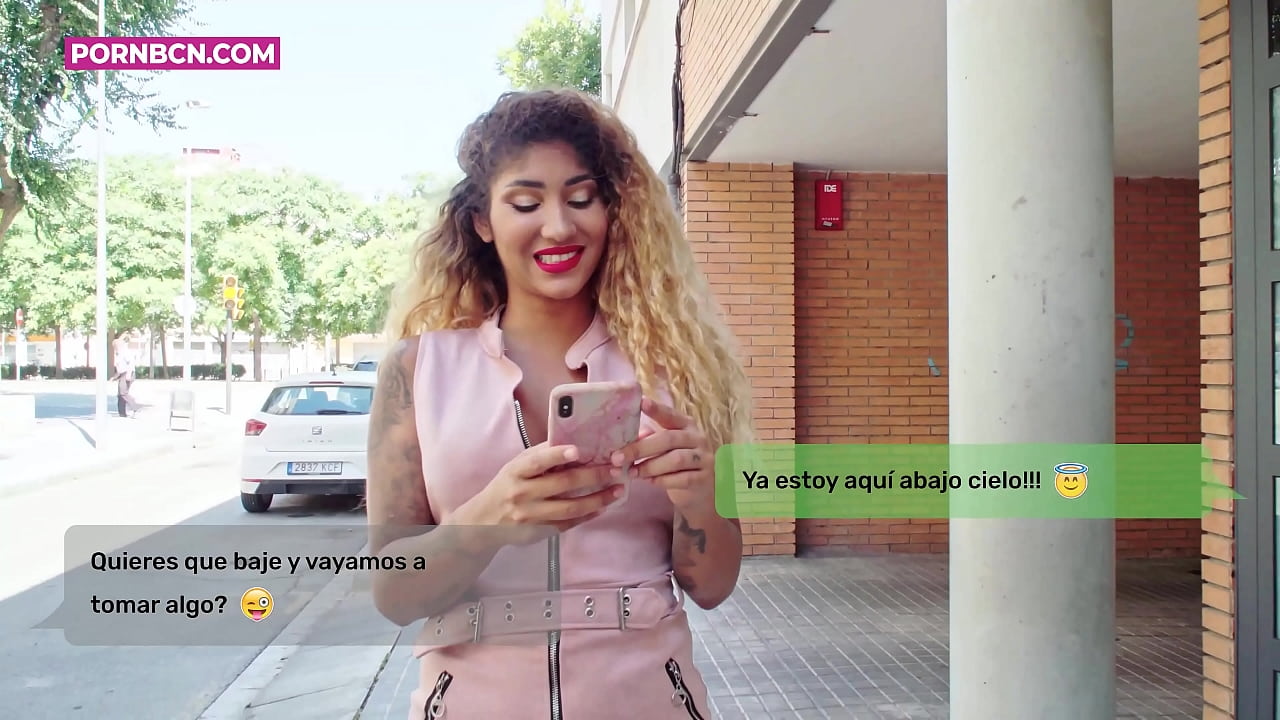 Xəyanətkar arvad əri işləyərkən gənc sevgilisini bərk sikdirmək üzrədir. Latina ilə döşlər və böyük göt. Venera Afrodita.